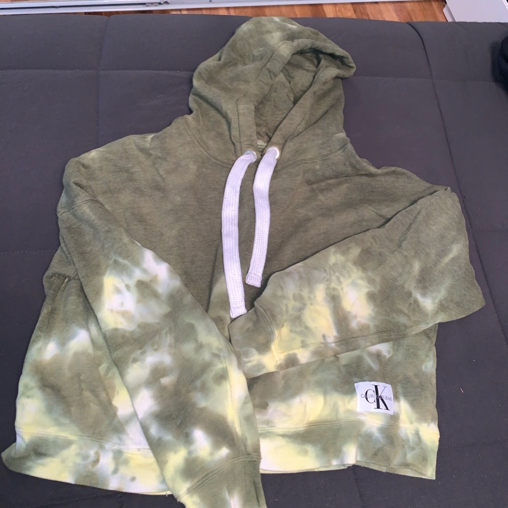 Dark green long-sleeve hoodie.
